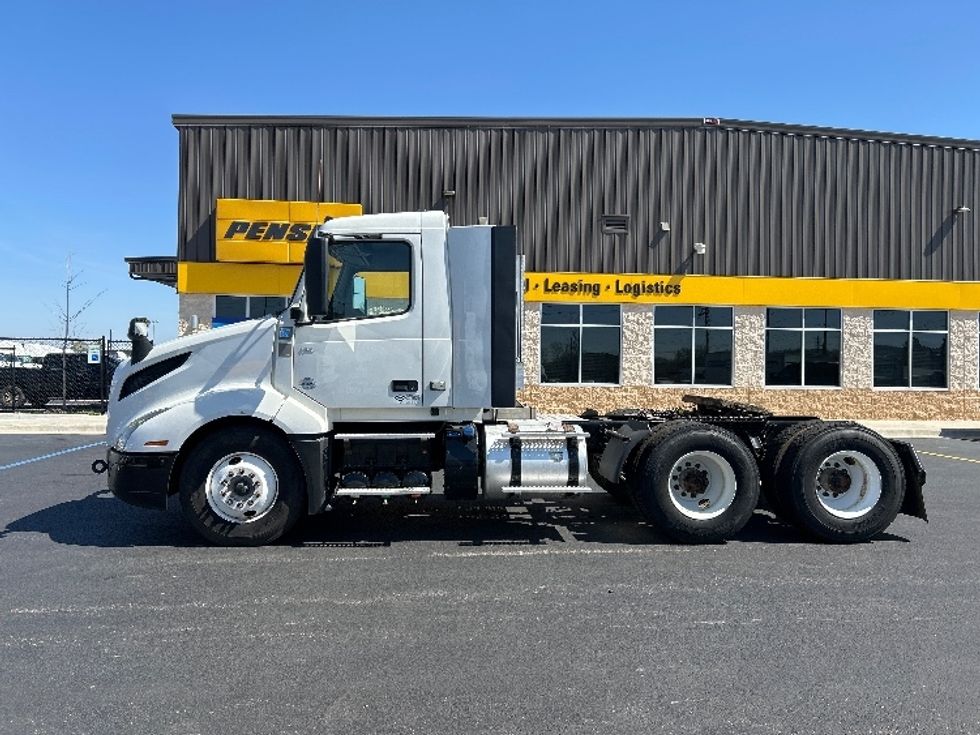 Day Cab Tractor-Heavy Duty Tractors-Volvo-2022-VNL64T300-Lowell-AR-187,338\n\t\tmiles-$ 78,750 - Image 4