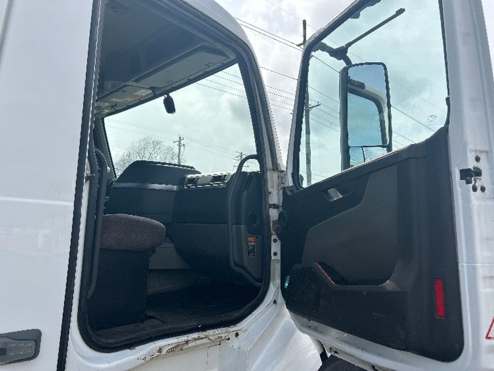 Day Cab Tractor-Heavy Duty Tractors-Volvo-2022-VNL64T300-Lowell-AR-189,025\n\t\tmiles-$ 78,500 - Image 12