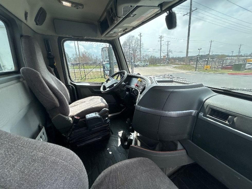 Day Cab Tractor-Heavy Duty Tractors-Volvo-2022-VNL64T300-Lowell-AR-189,025\n\t\tmiles-$ 78,500 - Image 14