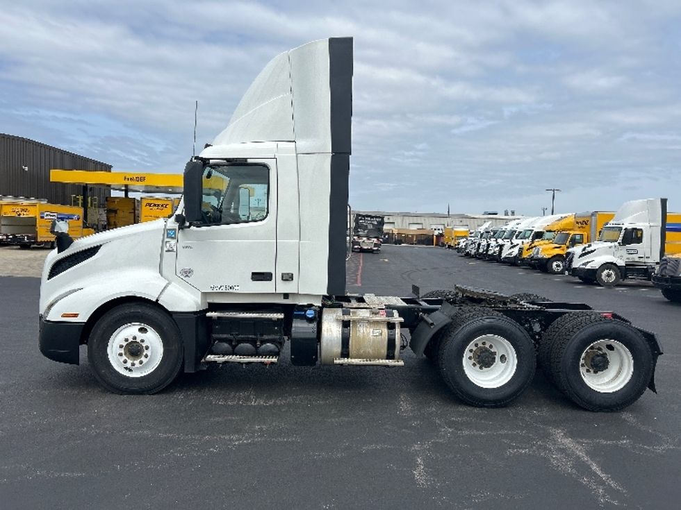 Day Cab Tractor-Heavy Duty Tractors-Volvo-2022-VNL64T300-Lowell-AR-189,025\n\t\tmiles-$ 78,500 - Image 4
