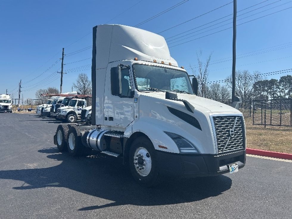 Day Cab Tractor-Heavy Duty Tractors-Volvo-2022-VNL64T300-Lowell-AR-239,441\n\t\tmiles-$ 75,250 - Image 1
