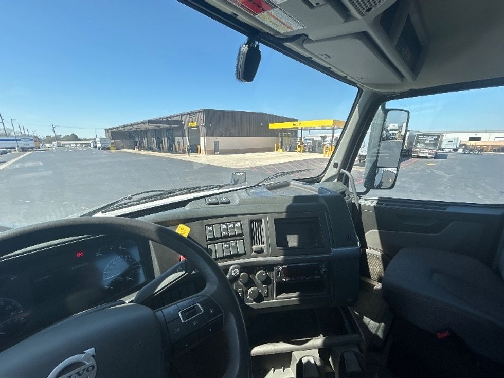Day Cab Tractor-Heavy Duty Tractors-Volvo-2022-VNL64T300-Lowell-AR-239,441\n\t\tmiles-$ 75,250 - Image 10