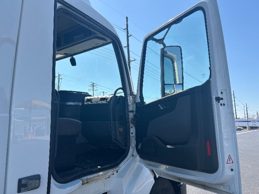 Day Cab Tractor-Heavy Duty Tractors-Volvo-2022-VNL64T300-Lowell-AR-239,441\n\t\tmiles-$ 75,250 - Image 12