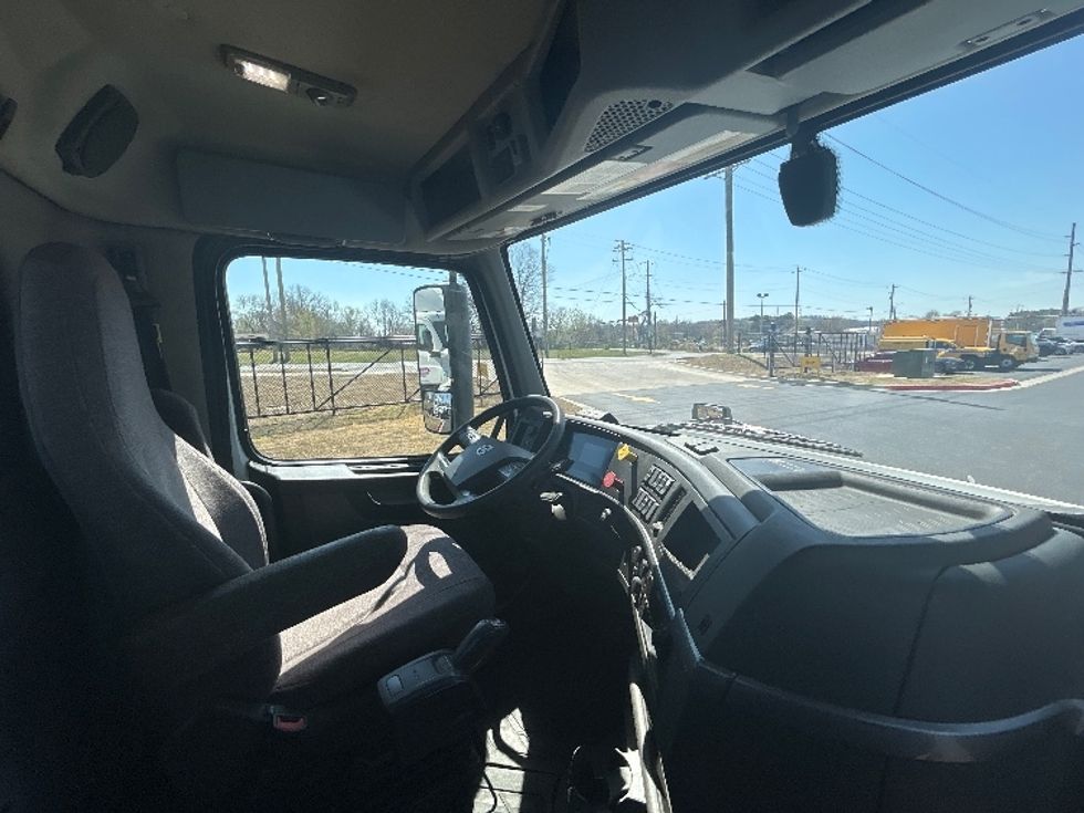 Day Cab Tractor-Heavy Duty Tractors-Volvo-2022-VNL64T300-Lowell-AR-239,441\n\t\tmiles-$ 75,250 - Image 14