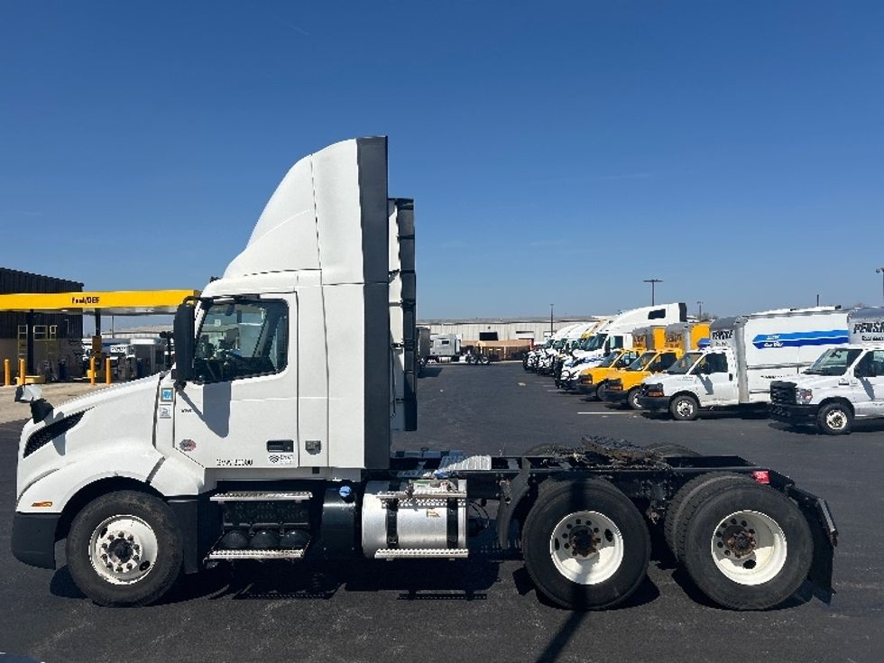 Day Cab Tractor-Heavy Duty Tractors-Volvo-2022-VNL64T300-Lowell-AR-239,441\n\t\tmiles-$ 75,250 - Image 4