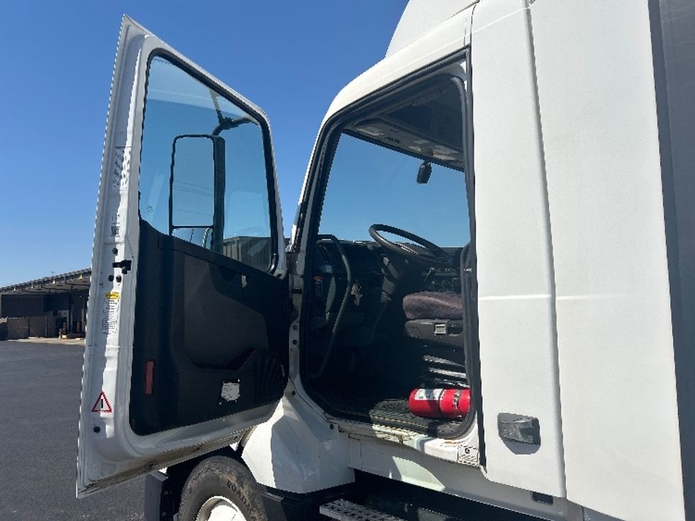 Day Cab Tractor-Heavy Duty Tractors-Volvo-2022-VNL64T300-Lowell-AR-239,441\n\t\tmiles-$ 75,250 - Image 9