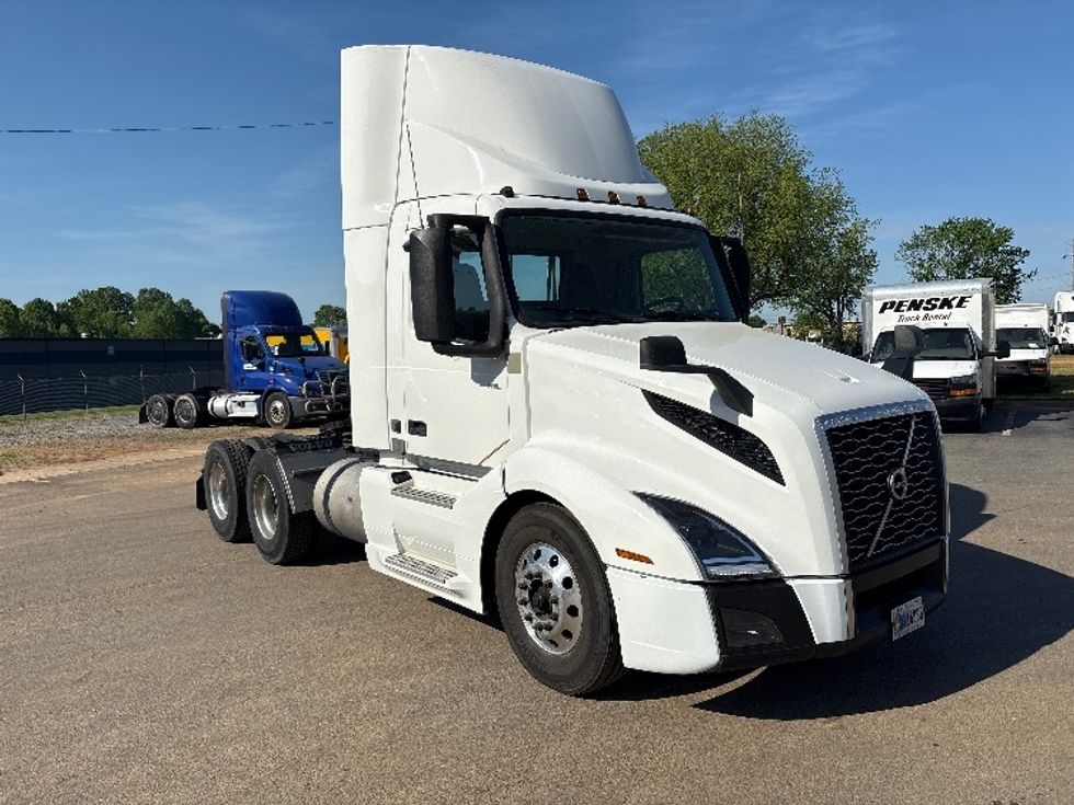 Day Cab Tractor-Heavy Duty Tractors-Volvo-2022-VNL64T300-Mebane-NC-518,164\n\t\tmiles-$ 45,500 - Image 1