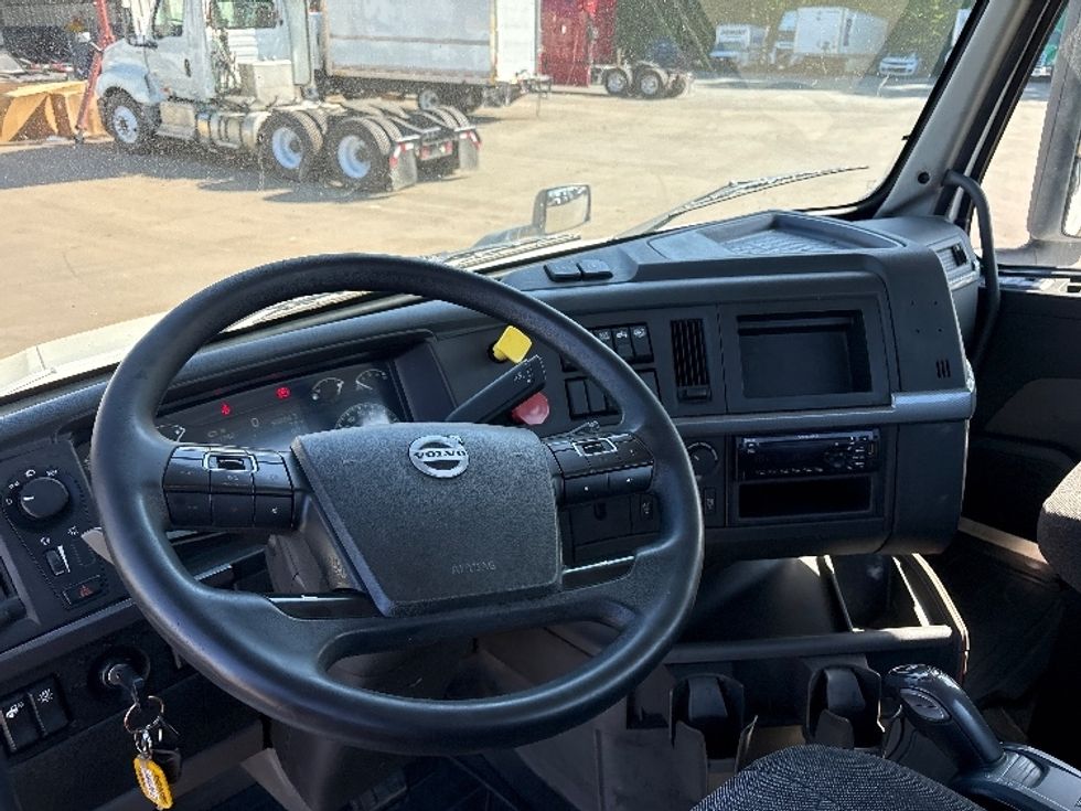 Day Cab Tractor-Heavy Duty Tractors-Volvo-2022-VNL64T300-Mebane-NC-518,164\n\t\tmiles-$ 45,500 - Image 10