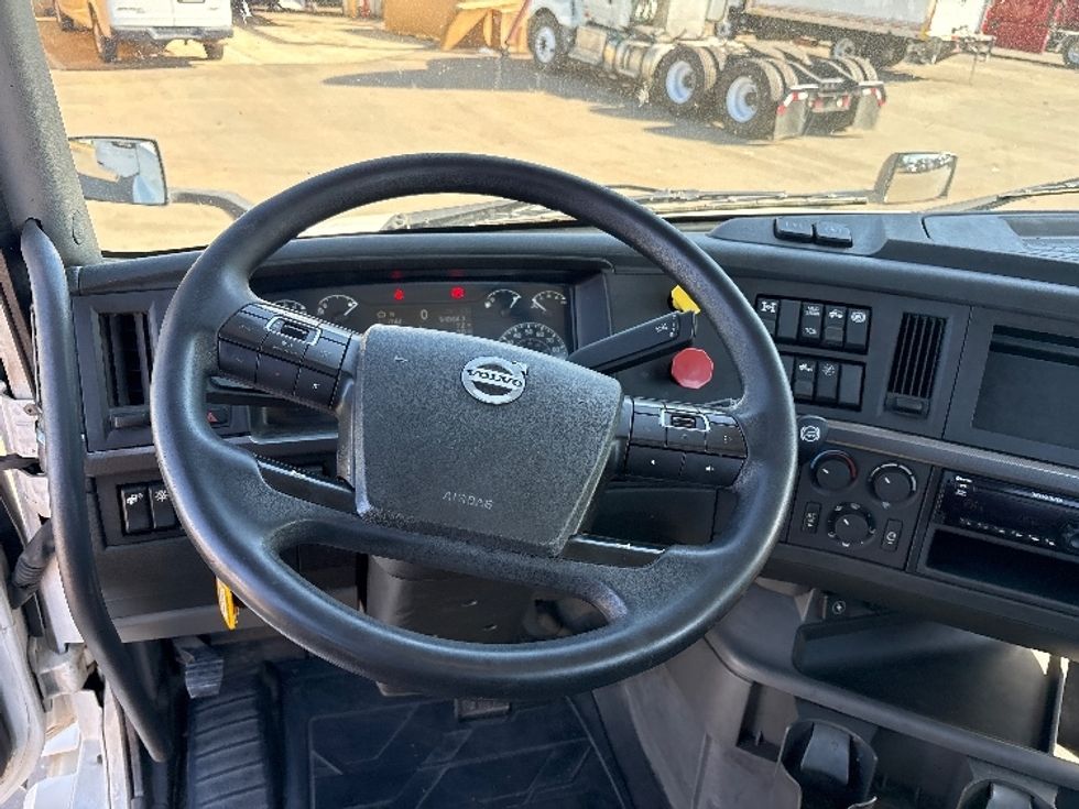 Day Cab Tractor-Heavy Duty Tractors-Volvo-2022-VNL64T300-Mebane-NC-518,164\n\t\tmiles-$ 45,500 - Image 11