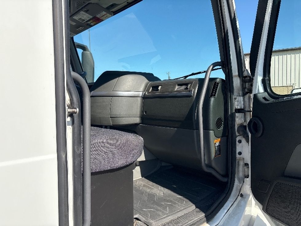 Day Cab Tractor-Heavy Duty Tractors-Volvo-2022-VNL64T300-Mebane-NC-518,164\n\t\tmiles-$ 45,500 - Image 12