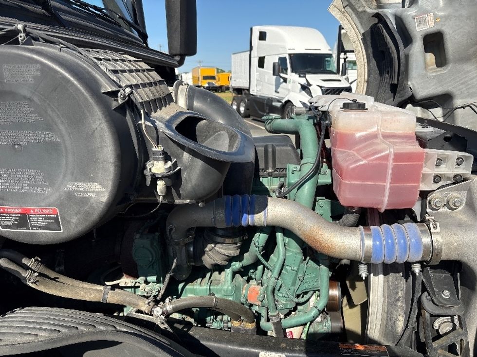 Day Cab Tractor-Heavy Duty Tractors-Volvo-2022-VNL64T300-Mebane-NC-518,164\n\t\tmiles-$ 45,500 - Image 15
