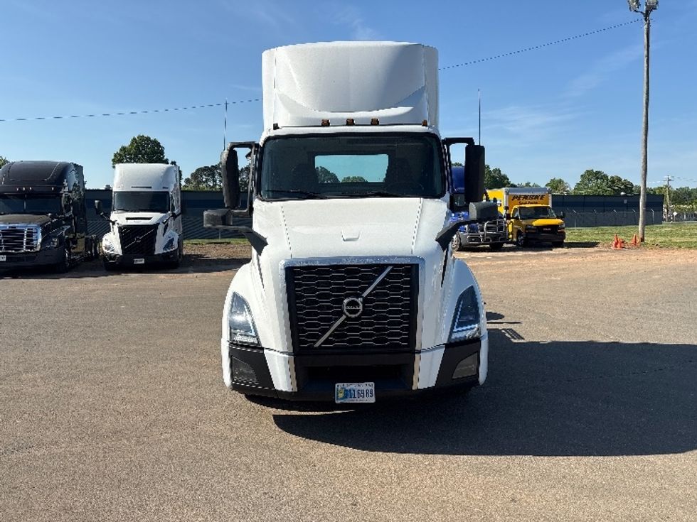 Day Cab Tractor-Heavy Duty Tractors-Volvo-2022-VNL64T300-Mebane-NC-518,164\n\t\tmiles-$ 45,500 - Image 2