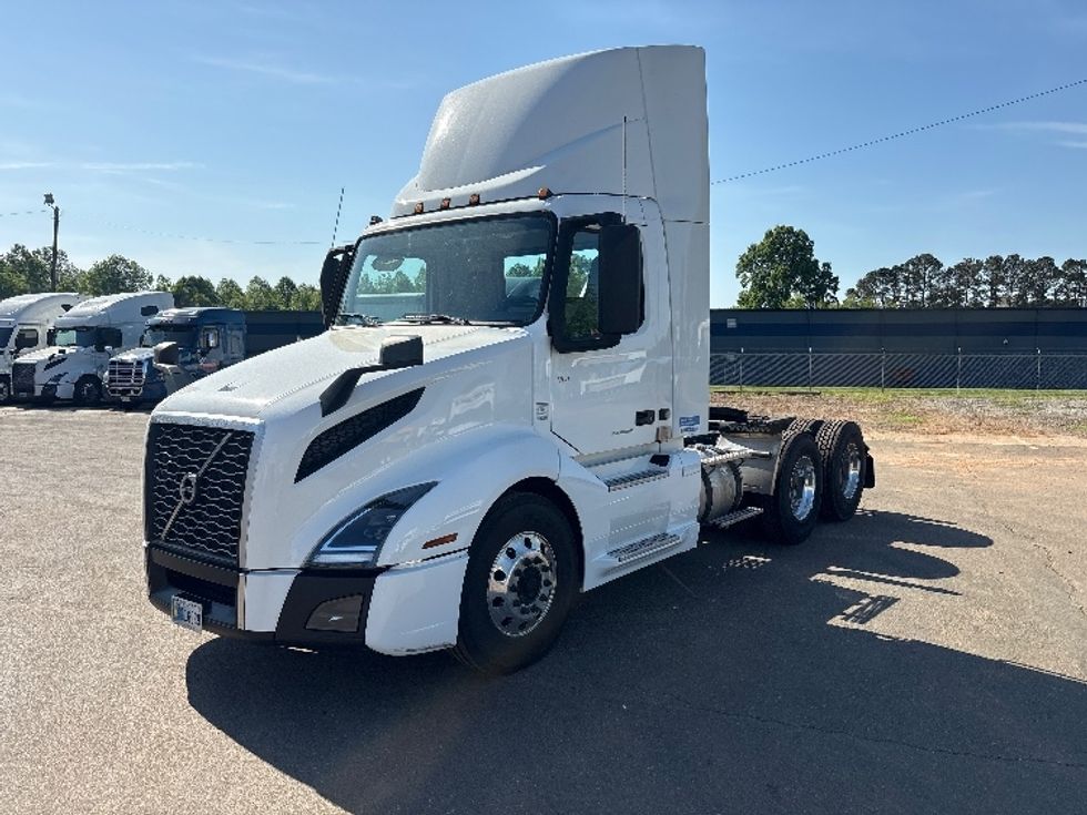 Day Cab Tractor-Heavy Duty Tractors-Volvo-2022-VNL64T300-Mebane-NC-518,164\n\t\tmiles-$ 45,500 - Image 3