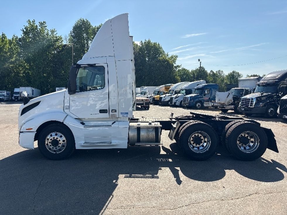 Day Cab Tractor-Heavy Duty Tractors-Volvo-2022-VNL64T300-Mebane-NC-518,164\n\t\tmiles-$ 45,500 - Image 4