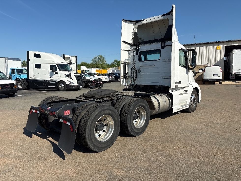 Day Cab Tractor-Heavy Duty Tractors-Volvo-2022-VNL64T300-Mebane-NC-518,164\n\t\tmiles-$ 45,500 - Image 7
