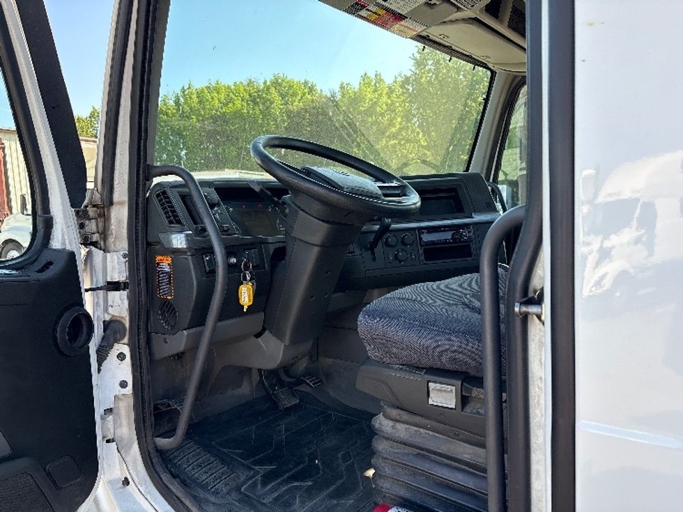 Day Cab Tractor-Heavy Duty Tractors-Volvo-2022-VNL64T300-Mebane-NC-518,164\n\t\tmiles-$ 45,500 - Image 9