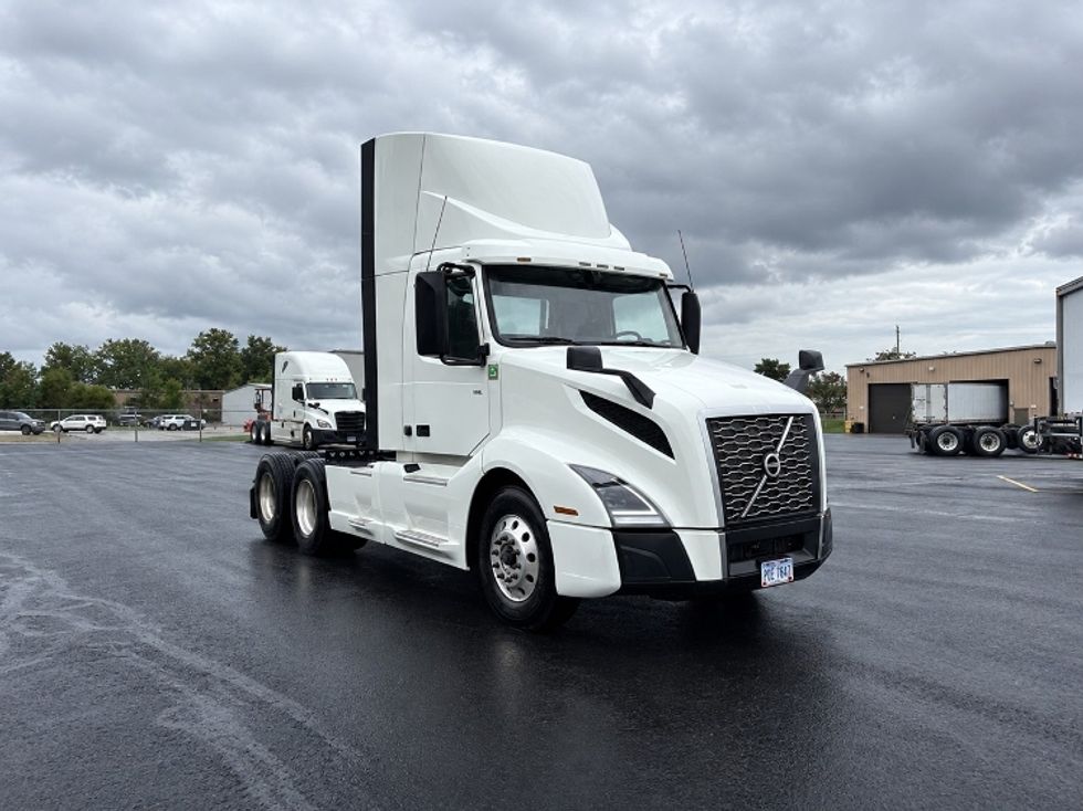 Day Cab Tractor-Heavy Duty Tractors-Volvo-2022-VNL64T300-Middlefield-OH-608,135\n\t\tmiles-$ 36,000 - Image 1