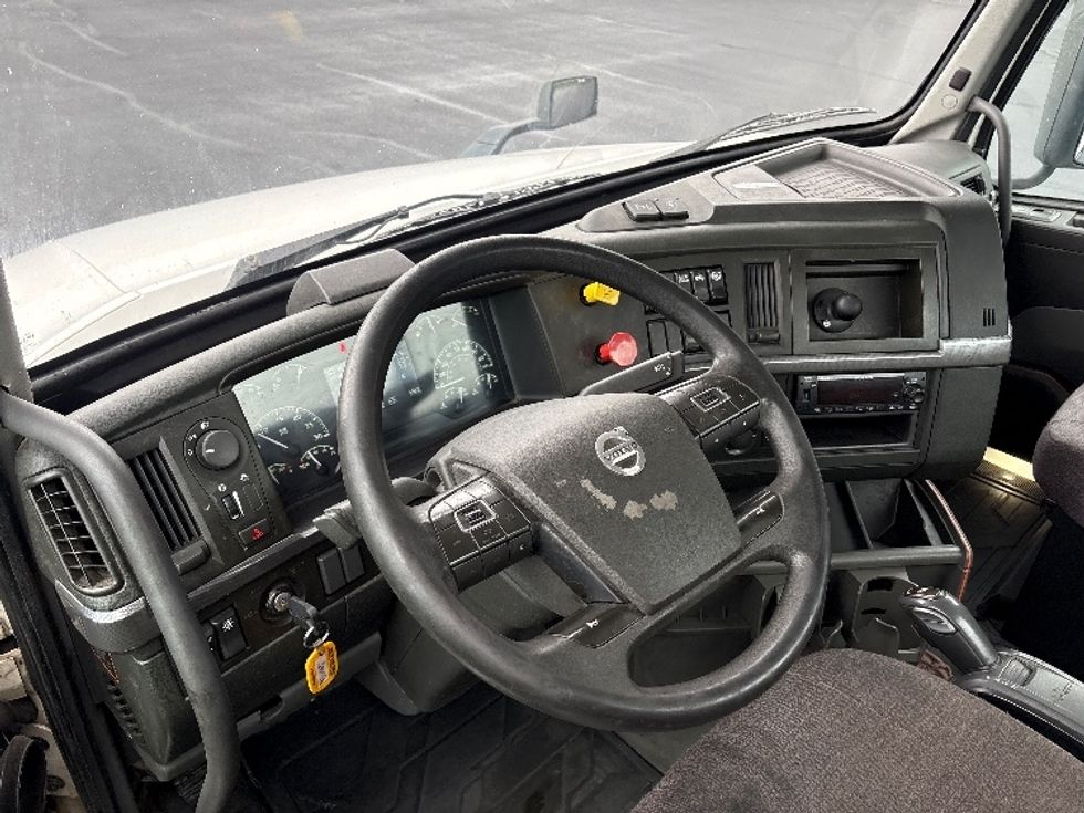 Day Cab Tractor-Heavy Duty Tractors-Volvo-2022-VNL64T300-Middlefield-OH-608,135\n\t\tmiles-$ 36,000 - Image 10