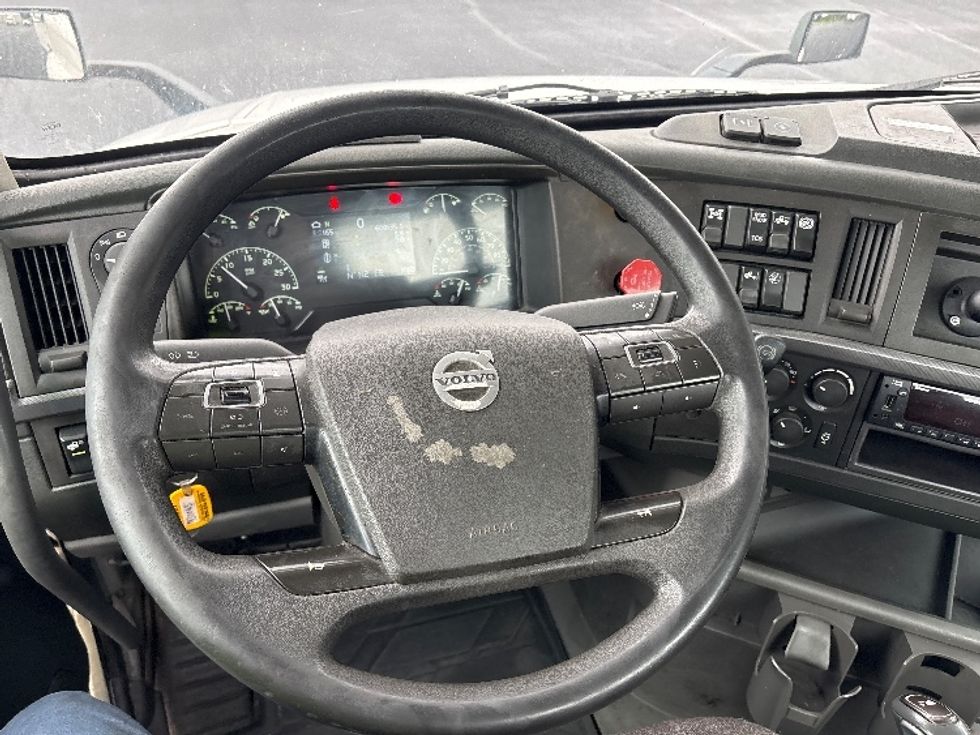 Day Cab Tractor-Heavy Duty Tractors-Volvo-2022-VNL64T300-Middlefield-OH-608,135\n\t\tmiles-$ 36,000 - Image 11