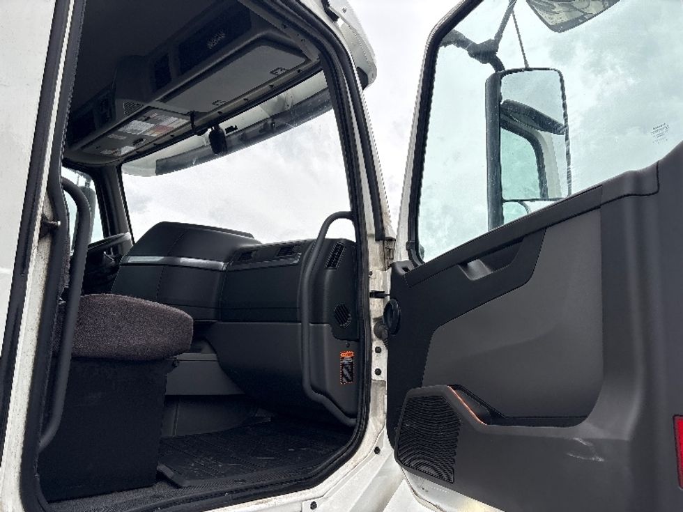Day Cab Tractor-Heavy Duty Tractors-Volvo-2022-VNL64T300-Middlefield-OH-608,135\n\t\tmiles-$ 36,000 - Image 12
