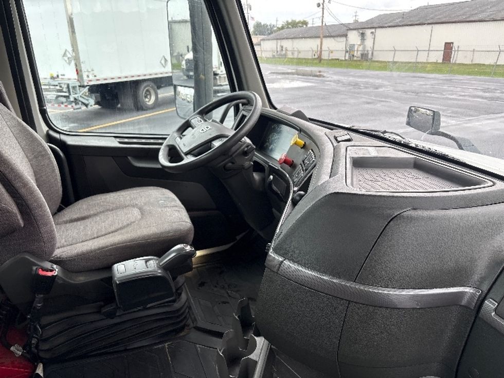 Day Cab Tractor-Heavy Duty Tractors-Volvo-2022-VNL64T300-Middlefield-OH-608,135\n\t\tmiles-$ 36,000 - Image 14