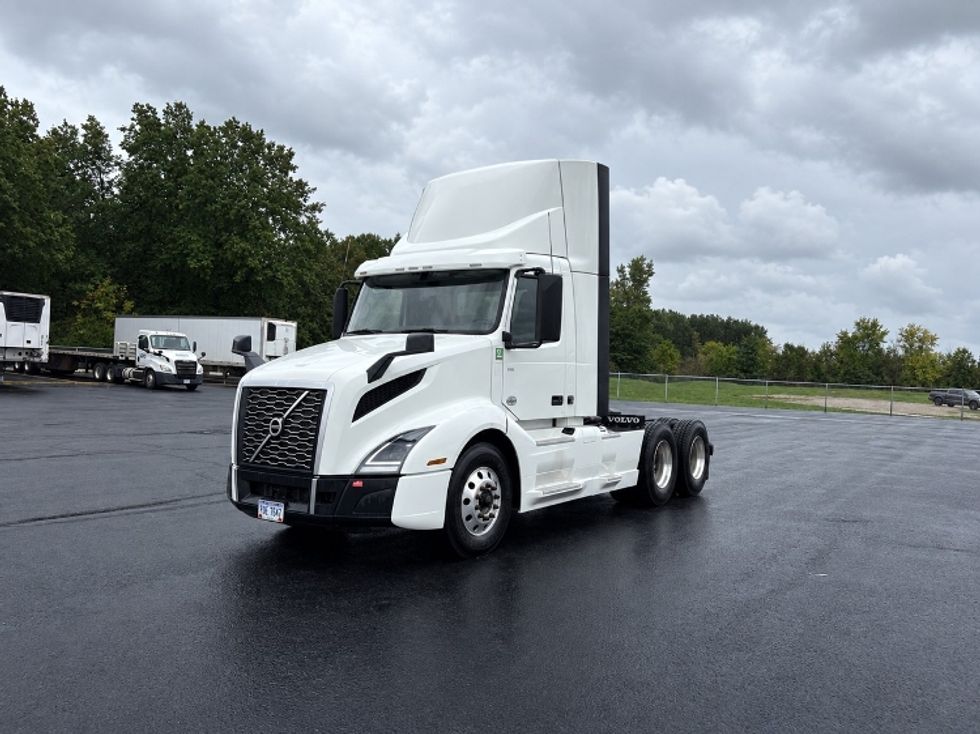 Day Cab Tractor-Heavy Duty Tractors-Volvo-2022-VNL64T300-Middlefield-OH-608,135\n\t\tmiles-$ 36,000 - Image 3