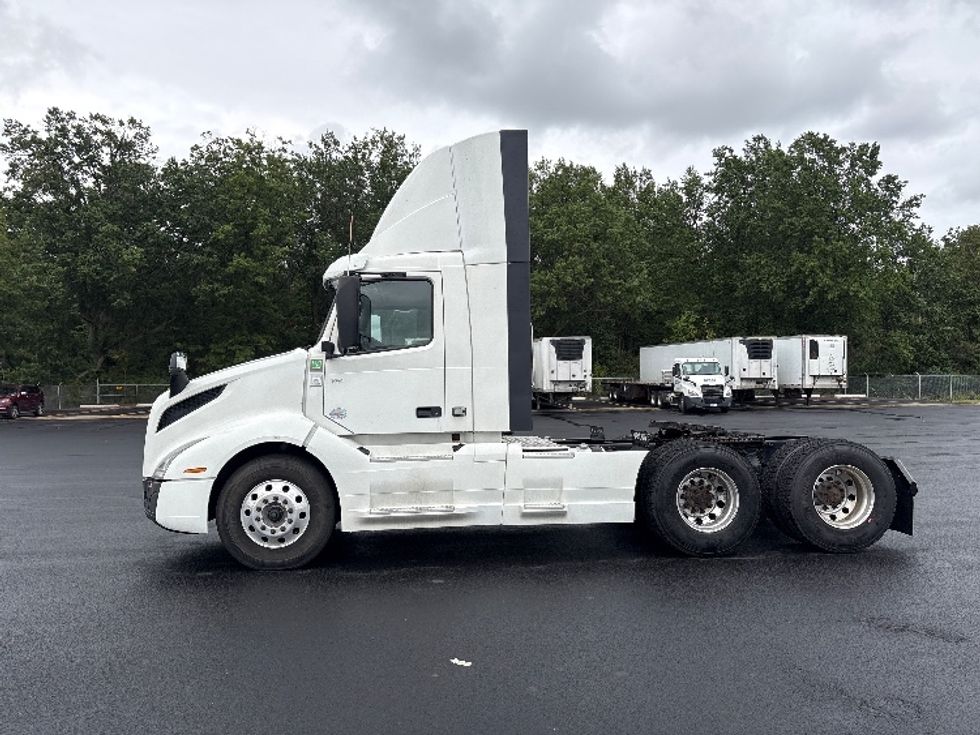 Day Cab Tractor-Heavy Duty Tractors-Volvo-2022-VNL64T300-Middlefield-OH-608,135\n\t\tmiles-$ 36,000 - Image 4