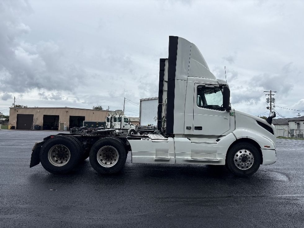 Day Cab Tractor-Heavy Duty Tractors-Volvo-2022-VNL64T300-Middlefield-OH-608,135\n\t\tmiles-$ 36,000 - Image 8