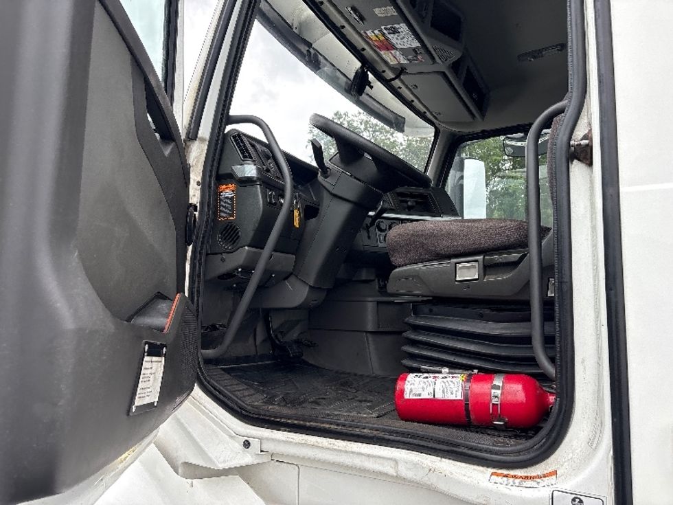 Day Cab Tractor-Heavy Duty Tractors-Volvo-2022-VNL64T300-Middlefield-OH-608,135\n\t\tmiles-$ 36,000 - Image 9