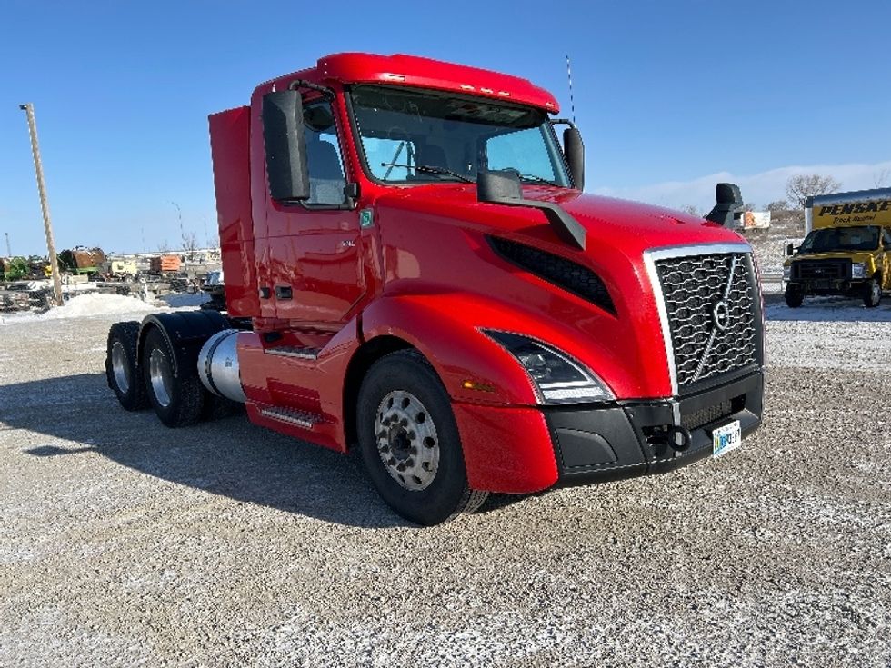 Day Cab Tractor-Heavy Duty Tractors-Volvo-2022-VNL64T300-Minot-ND-107,146\n\t\tmiles-$ 77,250 - Image 1