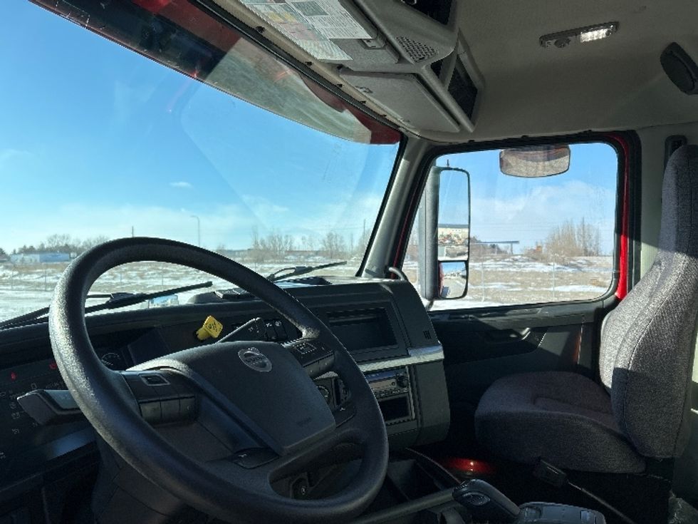 Day Cab Tractor-Heavy Duty Tractors-Volvo-2022-VNL64T300-Minot-ND-107,146\n\t\tmiles-$ 77,250 - Image 10