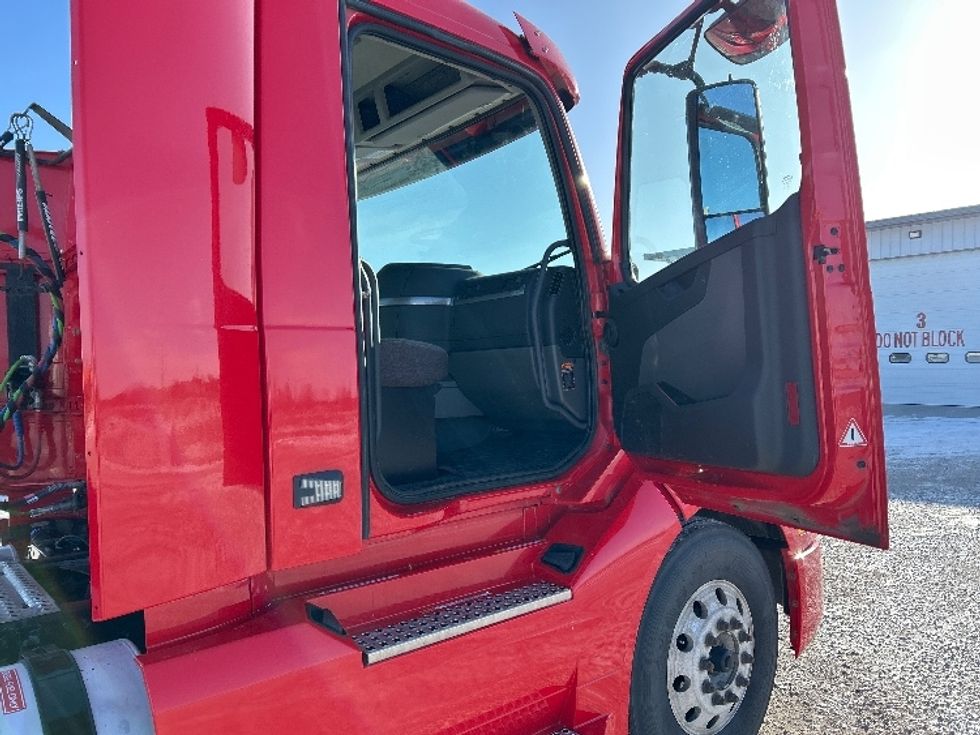 Day Cab Tractor-Heavy Duty Tractors-Volvo-2022-VNL64T300-Minot-ND-107,146\n\t\tmiles-$ 77,250 - Image 12