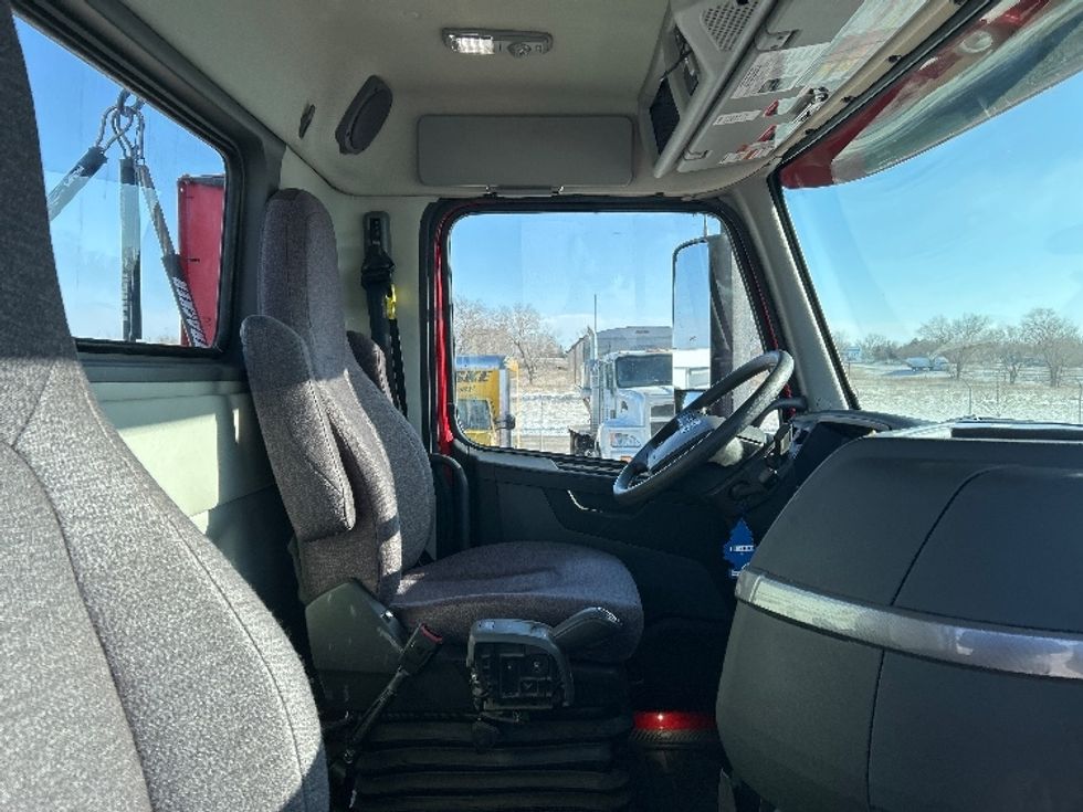 Day Cab Tractor-Heavy Duty Tractors-Volvo-2022-VNL64T300-Minot-ND-107,146\n\t\tmiles-$ 77,250 - Image 14