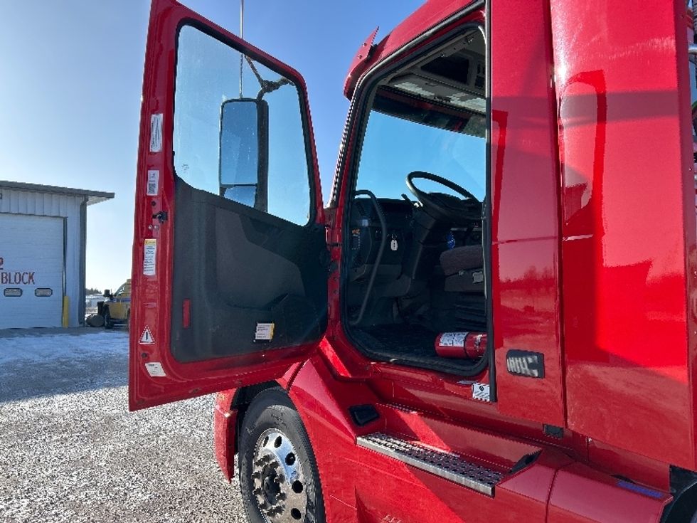 Day Cab Tractor-Heavy Duty Tractors-Volvo-2022-VNL64T300-Minot-ND-107,146\n\t\tmiles-$ 77,250 - Image 9