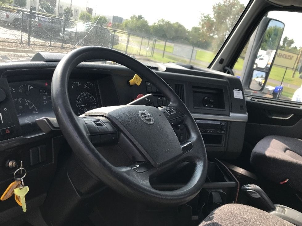 Day Cab Tractor-Heavy Duty Tractors-Volvo-2022-VNL64T300-Oklahoma City-OK-198,011\n\t\tmiles-$ 85,250 - Image 10