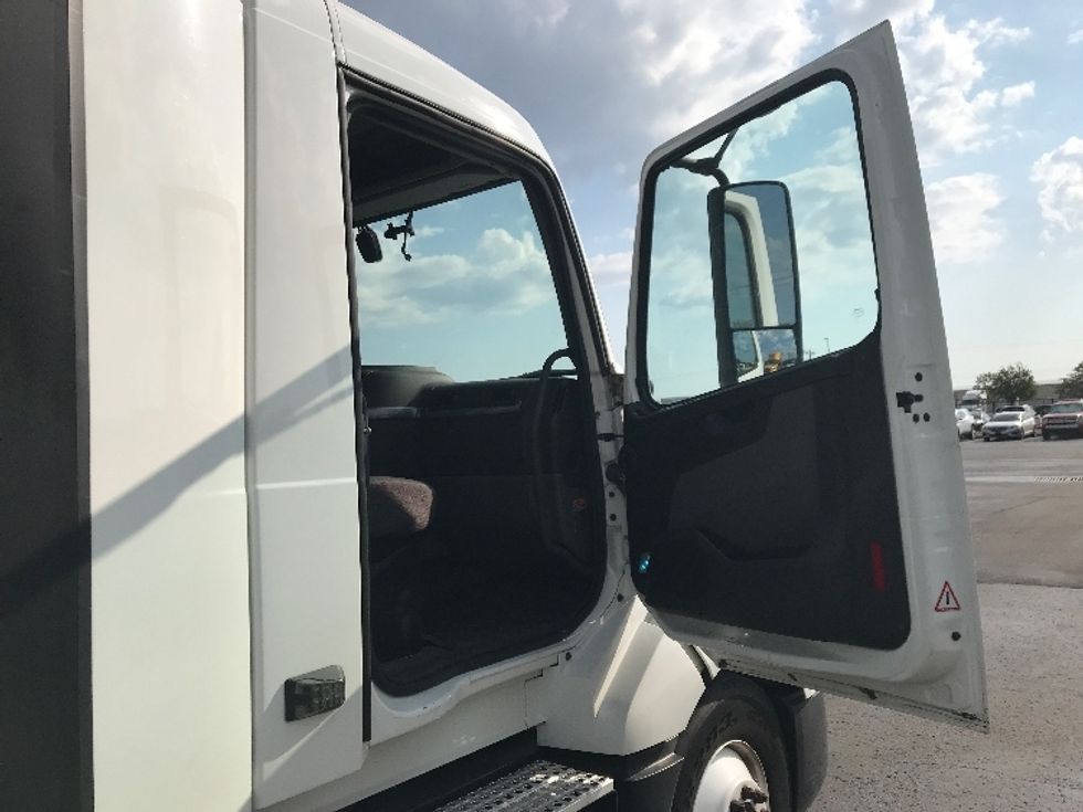 Day Cab Tractor-Heavy Duty Tractors-Volvo-2022-VNL64T300-Oklahoma City-OK-198,011\n\t\tmiles-$ 85,250 - Image 12