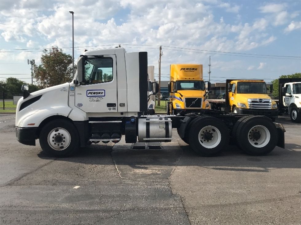 Day Cab Tractor-Heavy Duty Tractors-Volvo-2022-VNL64T300-Oklahoma City-OK-198,011\n\t\tmiles-$ 85,250 - Image 4