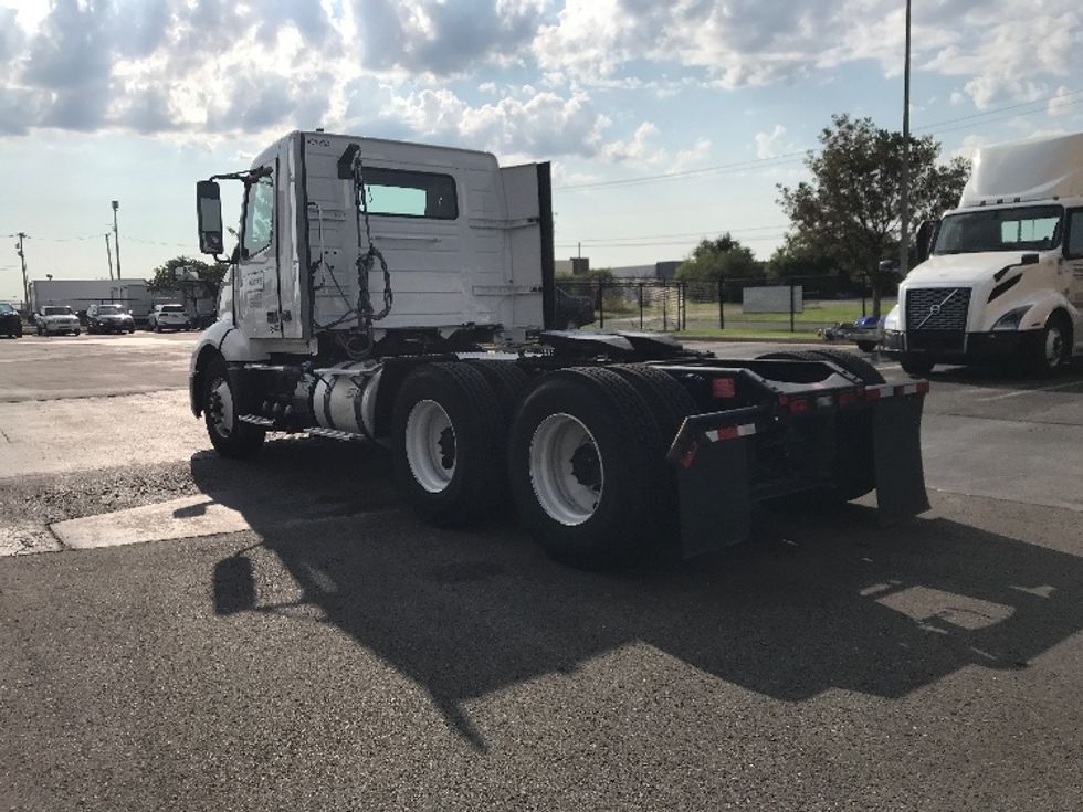 Day Cab Tractor-Heavy Duty Tractors-Volvo-2022-VNL64T300-Oklahoma City-OK-198,011\n\t\tmiles-$ 85,250 - Image 5
