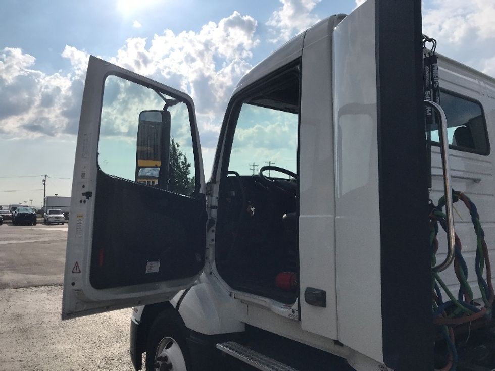 Day Cab Tractor-Heavy Duty Tractors-Volvo-2022-VNL64T300-Oklahoma City-OK-198,011\n\t\tmiles-$ 85,250 - Image 9