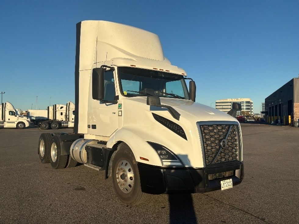 Day Cab Tractor-Heavy Duty Tractors-Volvo-2022-VNL64T300-Saint Laurent-PQ-654,523\n\t\tkm-$ 80,250 - Image 1