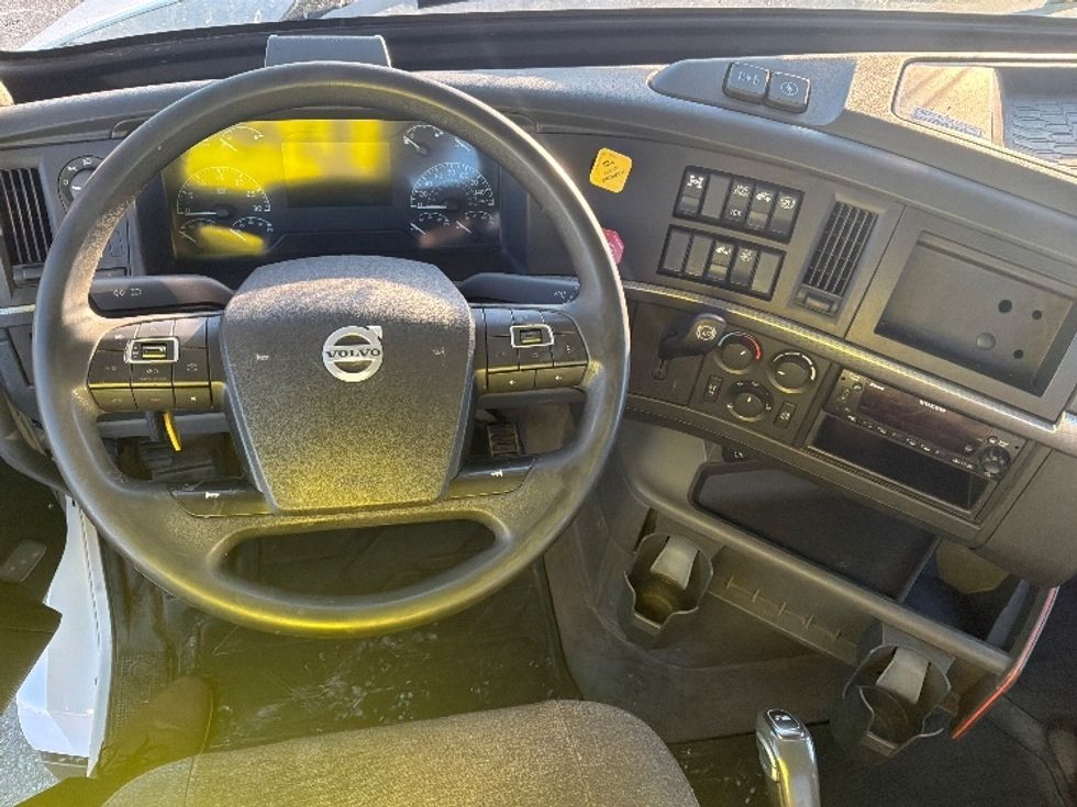 Day Cab Tractor-Heavy Duty Tractors-Volvo-2022-VNL64T300-Saint Laurent-PQ-654,523\n\t\tkm-$ 80,250 - Image 11