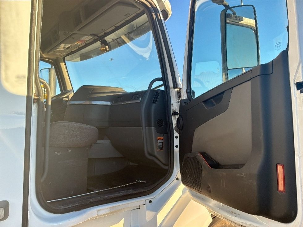 Day Cab Tractor-Heavy Duty Tractors-Volvo-2022-VNL64T300-Saint Laurent-PQ-654,523\n\t\tkm-$ 80,250 - Image 12