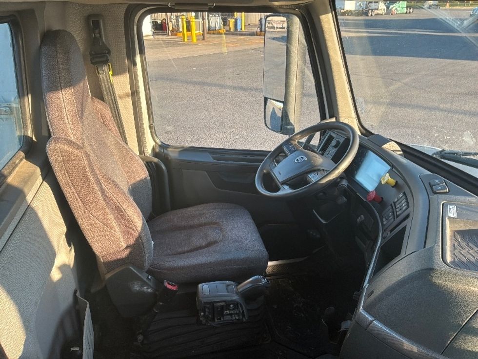Day Cab Tractor-Heavy Duty Tractors-Volvo-2022-VNL64T300-Saint Laurent-PQ-654,523\n\t\tkm-$ 80,250 - Image 14