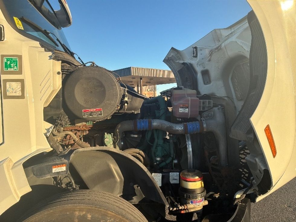 Day Cab Tractor-Heavy Duty Tractors-Volvo-2022-VNL64T300-Saint Laurent-PQ-654,523\n\t\tkm-$ 80,250 - Image 15
