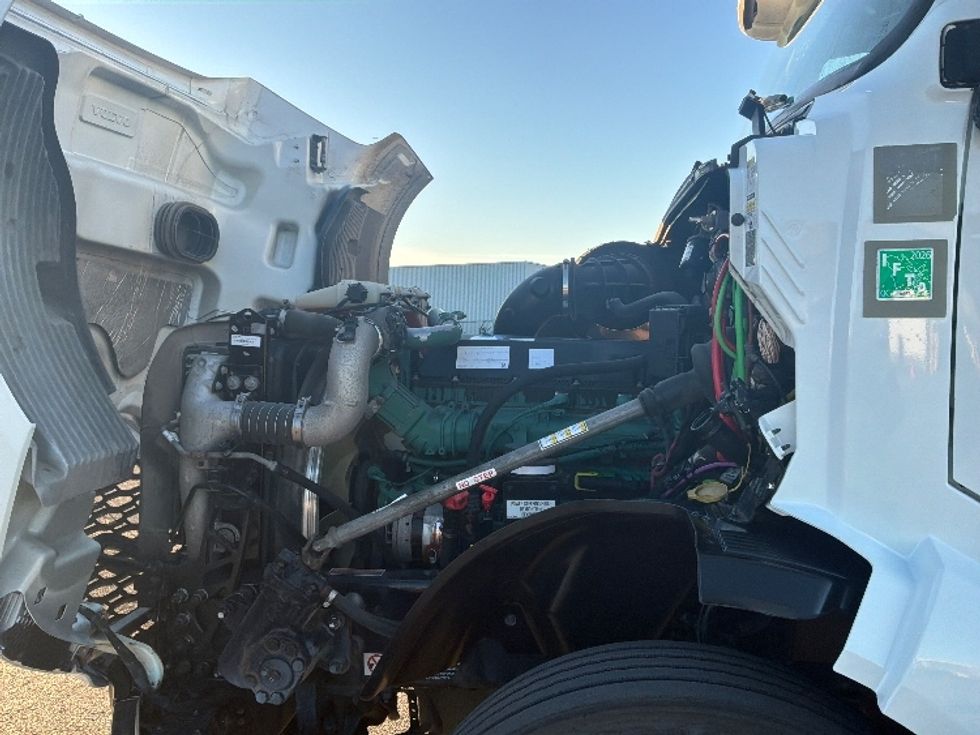 Day Cab Tractor-Heavy Duty Tractors-Volvo-2022-VNL64T300-Saint Laurent-PQ-654,523\n\t\tkm-$ 80,250 - Image 16