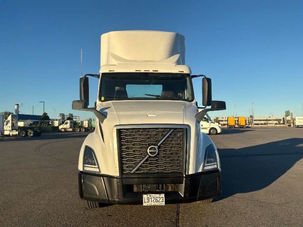 Day Cab Tractor-Heavy Duty Tractors-Volvo-2022-VNL64T300-Saint Laurent-PQ-654,523\n\t\tkm-$ 80,250 - Image 2