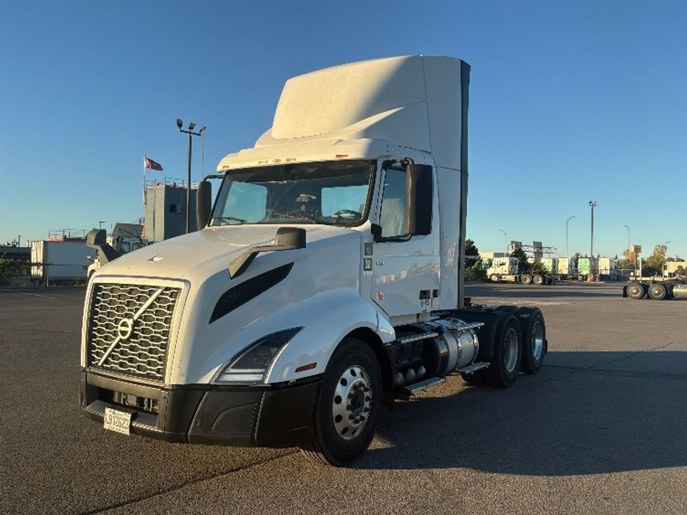 Day Cab Tractor-Heavy Duty Tractors-Volvo-2022-VNL64T300-Saint Laurent-PQ-654,523\n\t\tkm-$ 80,250 - Image 3