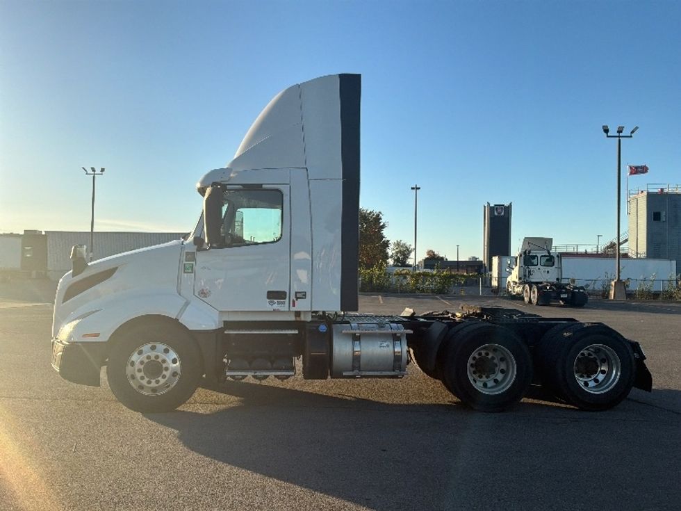 Day Cab Tractor-Heavy Duty Tractors-Volvo-2022-VNL64T300-Saint Laurent-PQ-654,523\n\t\tkm-$ 80,250 - Image 4