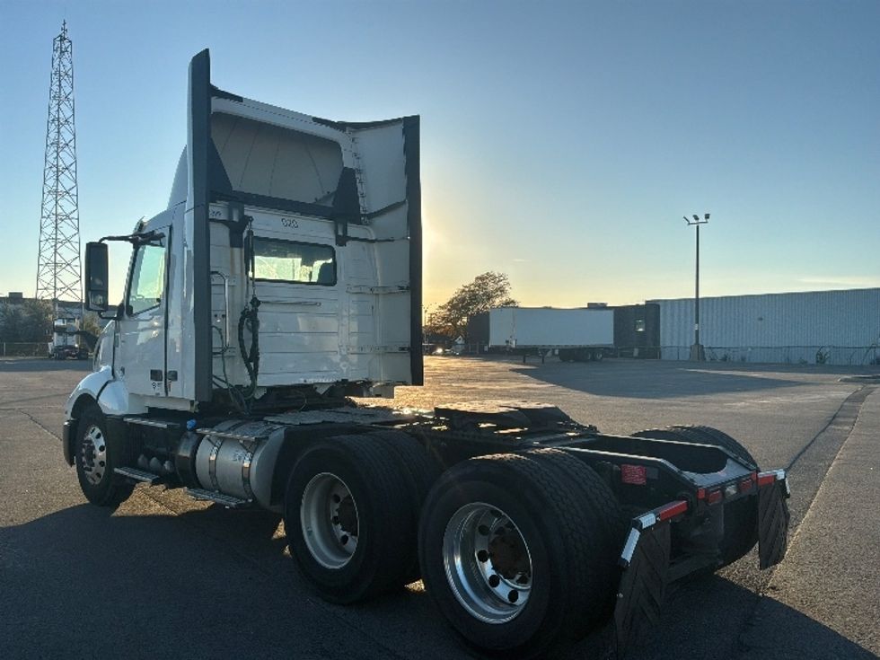 Day Cab Tractor-Heavy Duty Tractors-Volvo-2022-VNL64T300-Saint Laurent-PQ-654,523\n\t\tkm-$ 80,250 - Image 5