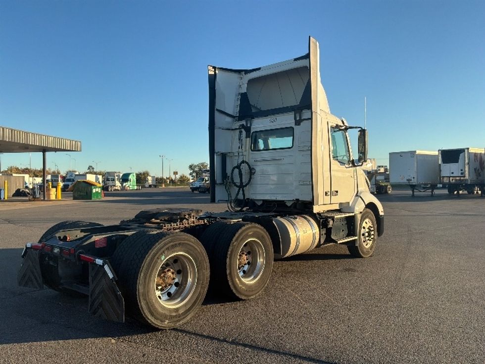 Day Cab Tractor-Heavy Duty Tractors-Volvo-2022-VNL64T300-Saint Laurent-PQ-654,523\n\t\tkm-$ 80,250 - Image 7